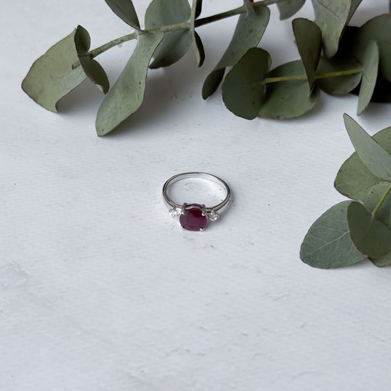Серебряное кольцо с рубином 2.963ct, фианитами