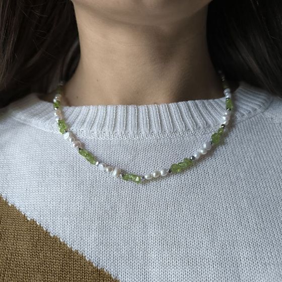 Серебряное колье с жемчугом барочным, хризолітом