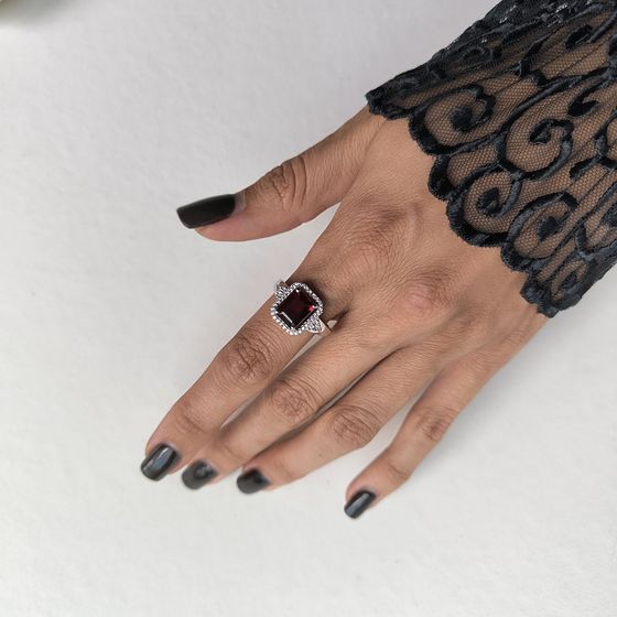 Серебряное кольцо с гранатом nano 2.582ct, фианитами