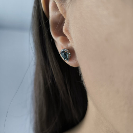 Серебряные серьги с топазом Лондон Блю 1.897ct, фианитами