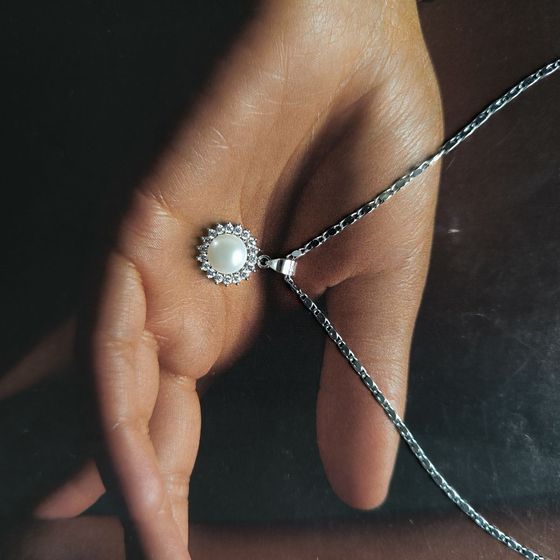 Серебряная подвеска с жемчугом, фианитами