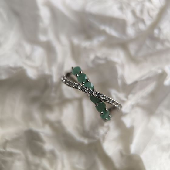 Серебряное кольцо с изумрудом, фианитами