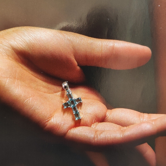 Серебряный крестик с топазом Лондон Блю