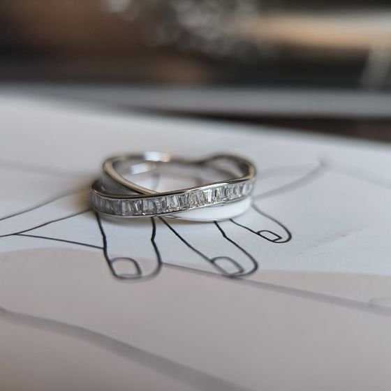 Серебряное кольцо с емаллю, фианитами Серебряное кольцо с емаллю, фианитами