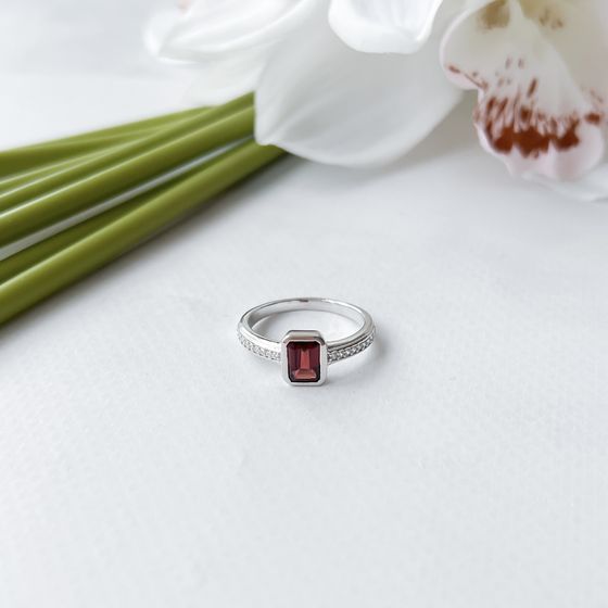 Серебряное кольцо с гранатом 1.477ct