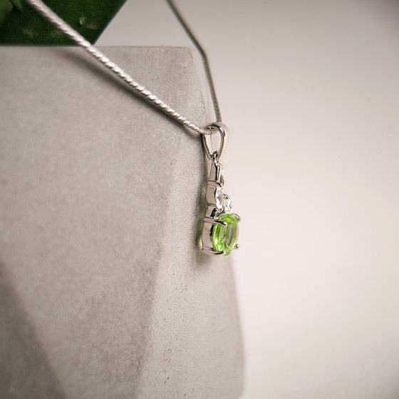 Серебряная подвеска с хризолітом 1.233ct, фианитами