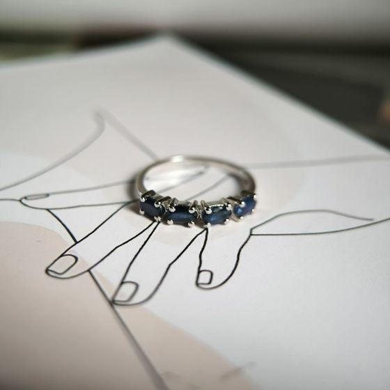 Серебряное кольцо с сапфиром