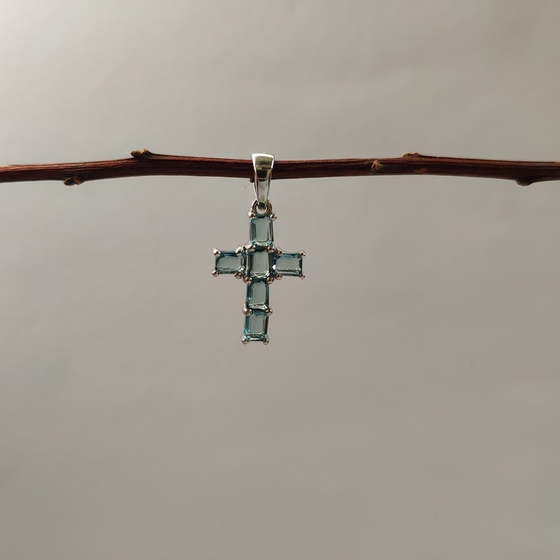 Серебряный крестик с топазом Лондон Блю