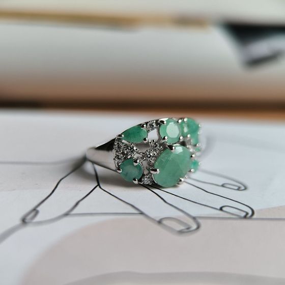 Серебряное кольцо с изумрудом, фианитами