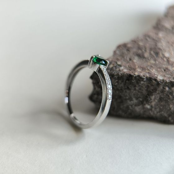 Серебряное кольцо с изумрудом nano 0.586ct