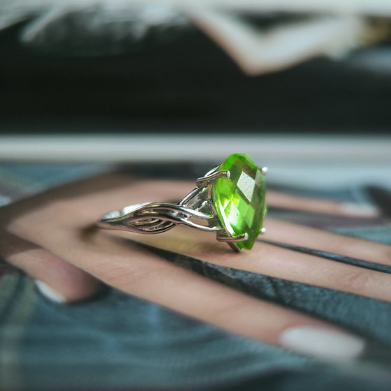 Серебряное кольцо с хризолітом 3.095ct