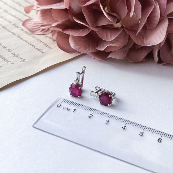 Серебряные серьги с рубином 5.723ct, фианитами
