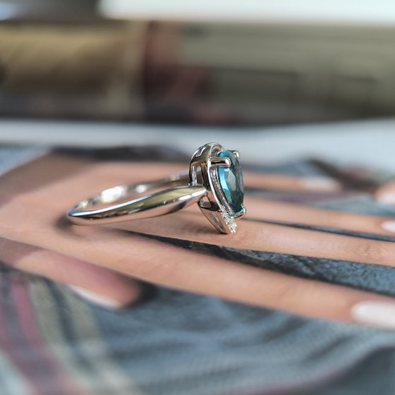 Серебряное кольцо с топазом Лондон Блю 0.844ct, фианитами