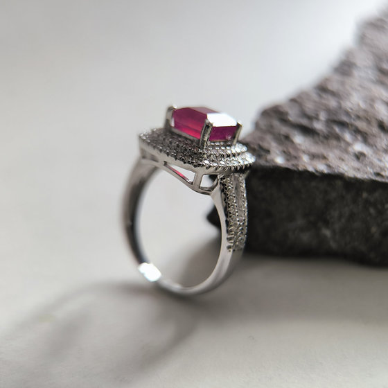 Серебряное кольцо с рубином 3.673ct, фианитами