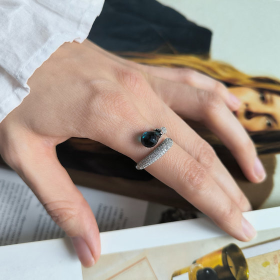 Серебряное кольцо с топазом Лондон Блю 4.042ct, фианитами