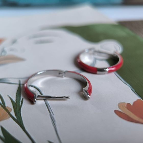 Серебряные серьги с фианитами, емаллю