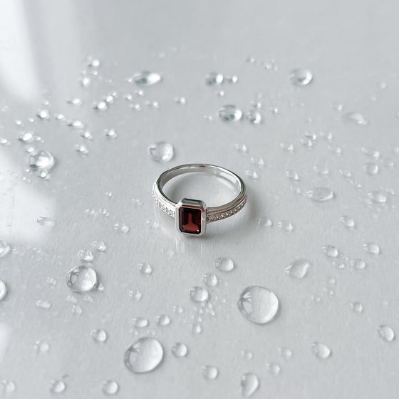 Серебряное кольцо с гранатом 1.453ct