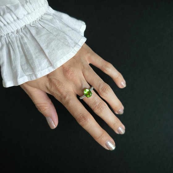 Серебряное кольцо с хризолітом 2.523ct, фианитами