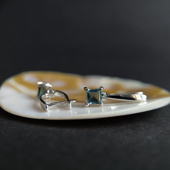 Серебряные серьги с топазом Лондон Блю 1.267ct