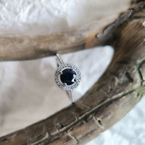 Серебряное кольцо с сапфиром, фианитами