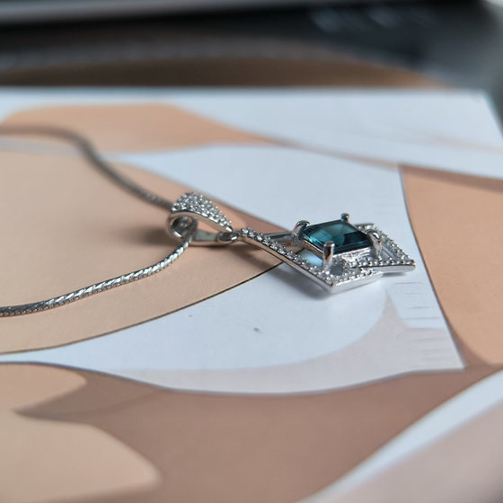 Серебряная подвеска с топазом Лондон Блю 1.339ct, фианитами