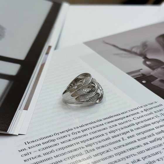 Серебряное кольцо с фианитами, емаллю