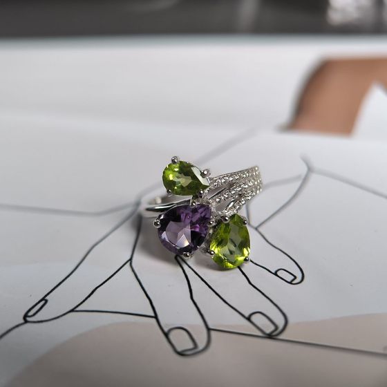 Серебряное кольцо с аметистом, хризолітом