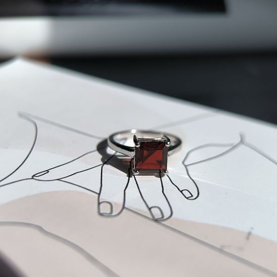 Серебряное кольцо с гранатом 2.142ct