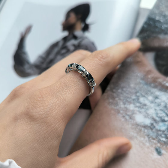 Серебряное кольцо с топазом Лондон Блю 1.71ct, фианитами