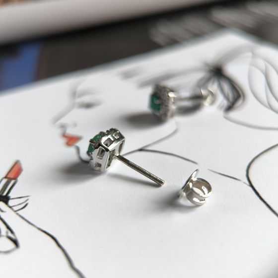 Серебряные серьги с изумрудом, фианитами