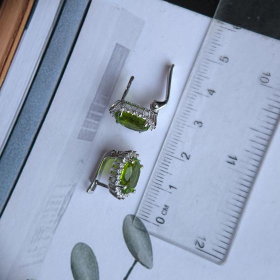 Серебряные серьги с хризолітом