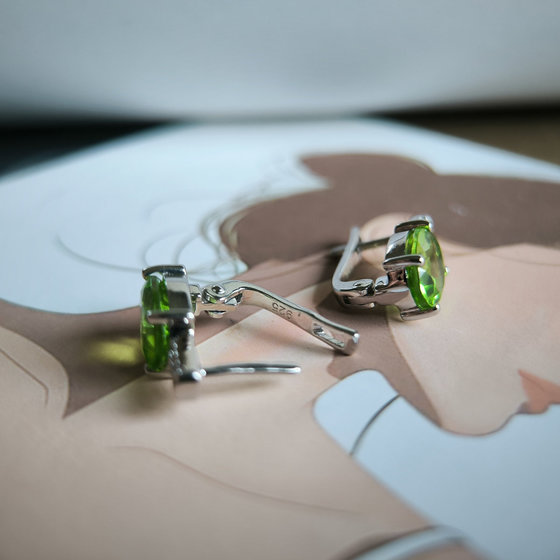 Серебряные серьги с хризолітом 4.473ct