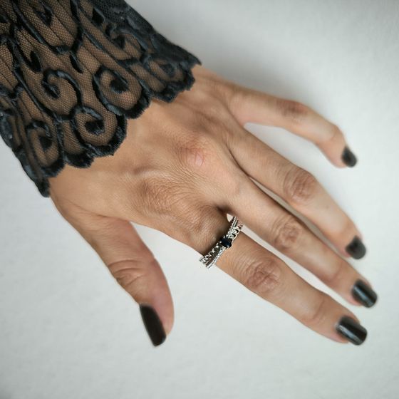 Серебряное кольцо с сапфиром 0.66ct, фианитами