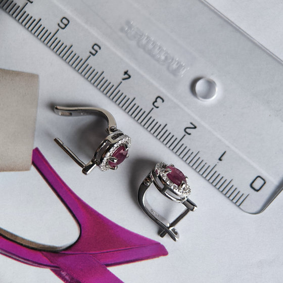 Серебряные серьги с рубином 2.672ct, фианитами