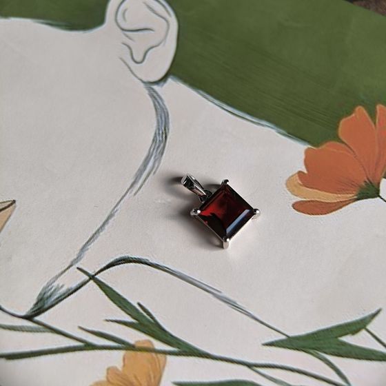 Серебряная подвеска с гранатом 2.15ct