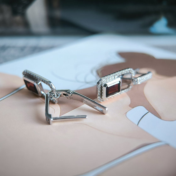 Серебряные серьги с гранатом 3.397ct