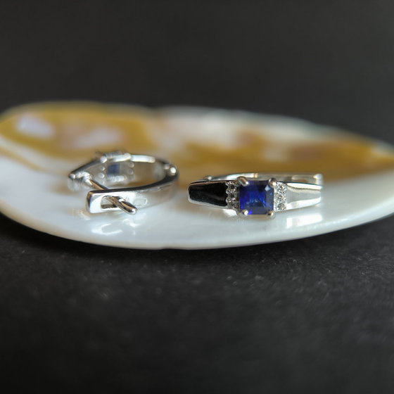 Серебряные серьги с сапфиром 0.889ct, фианитами