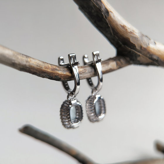 Серебряное кольцо с топазом 2.284ct, фианитами