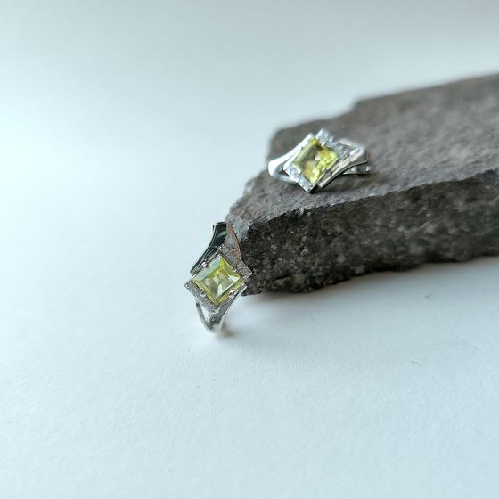 Серебряные серьги с зеленим кварцем 3.645ct, фианитами