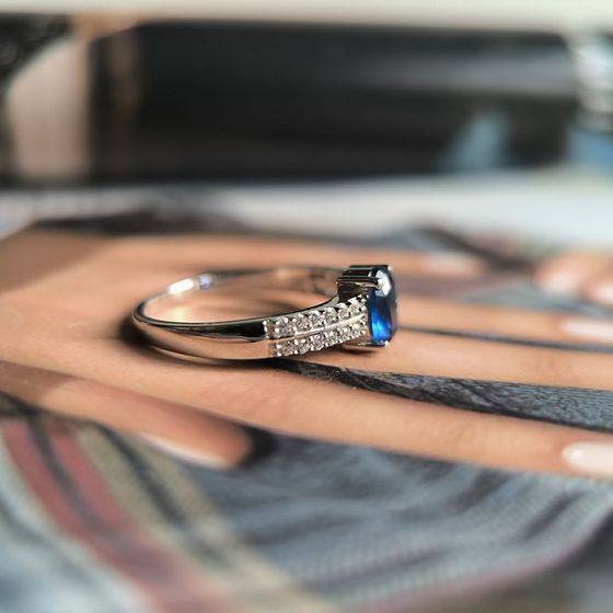 Серебряное кольцо с сапфиром nano 0.923ct, фианитами