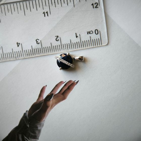Серебряная подвеска с сапфиром 2.599ct, фианитами