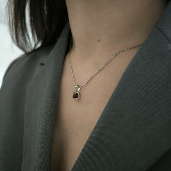 Серебряная подвеска с гранатом 0.923ct