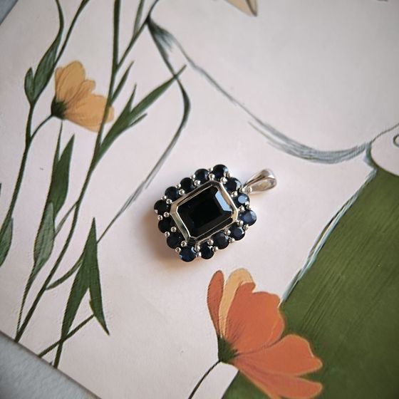 Серебряная подвеска с сапфиром 4.763ct