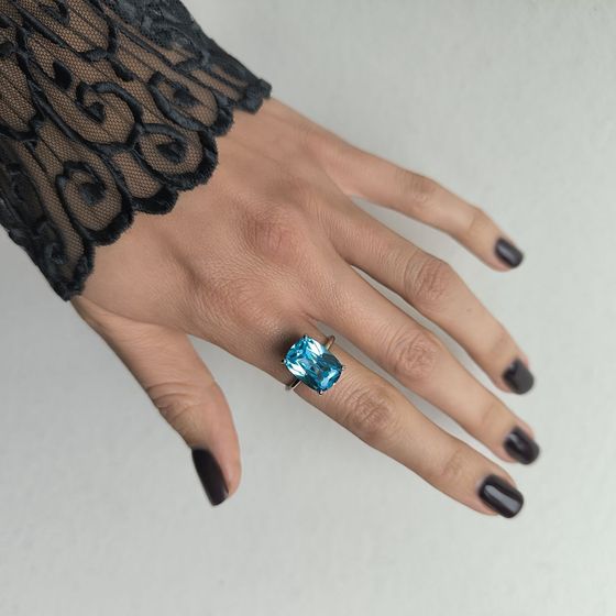 Серебряное кольцо с топазом