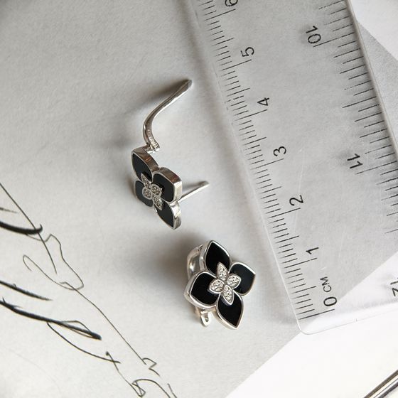 Серебряные серьги с ониксом, фианитами