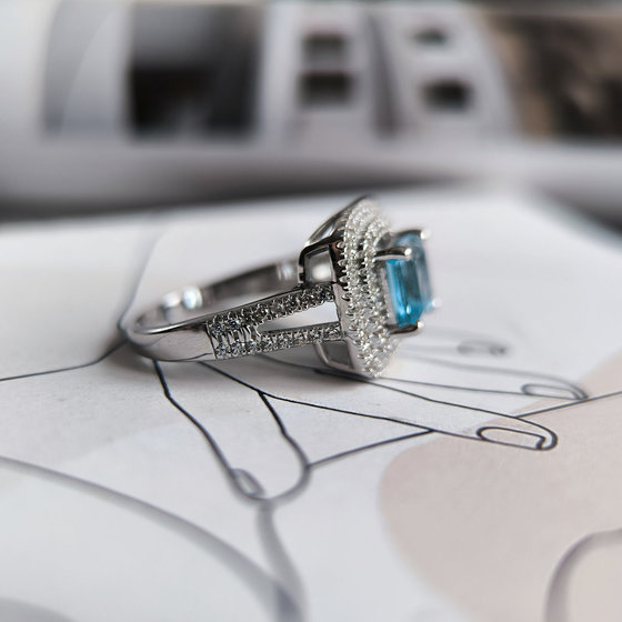 Серебряное кольцо с топазом 3.289ct, фианитами