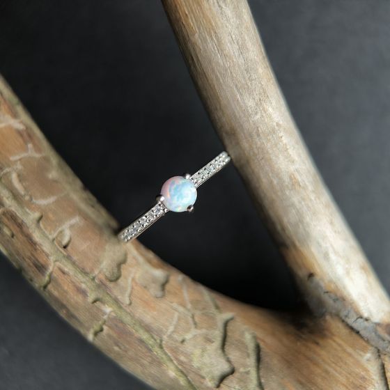 Серебряное кольцо с опалом 0.436ct, фианитами