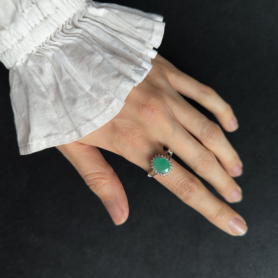 Серебряное кольцо с изумрудом 2.836ct, фианитами