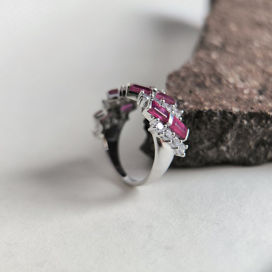 Серебряное кольцо с рубином 5.59ct, фианитами