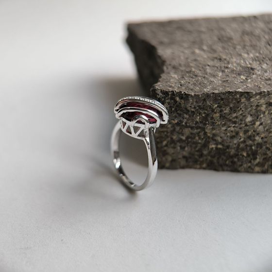 Серебряное кольцо с гранатом 4.055ct